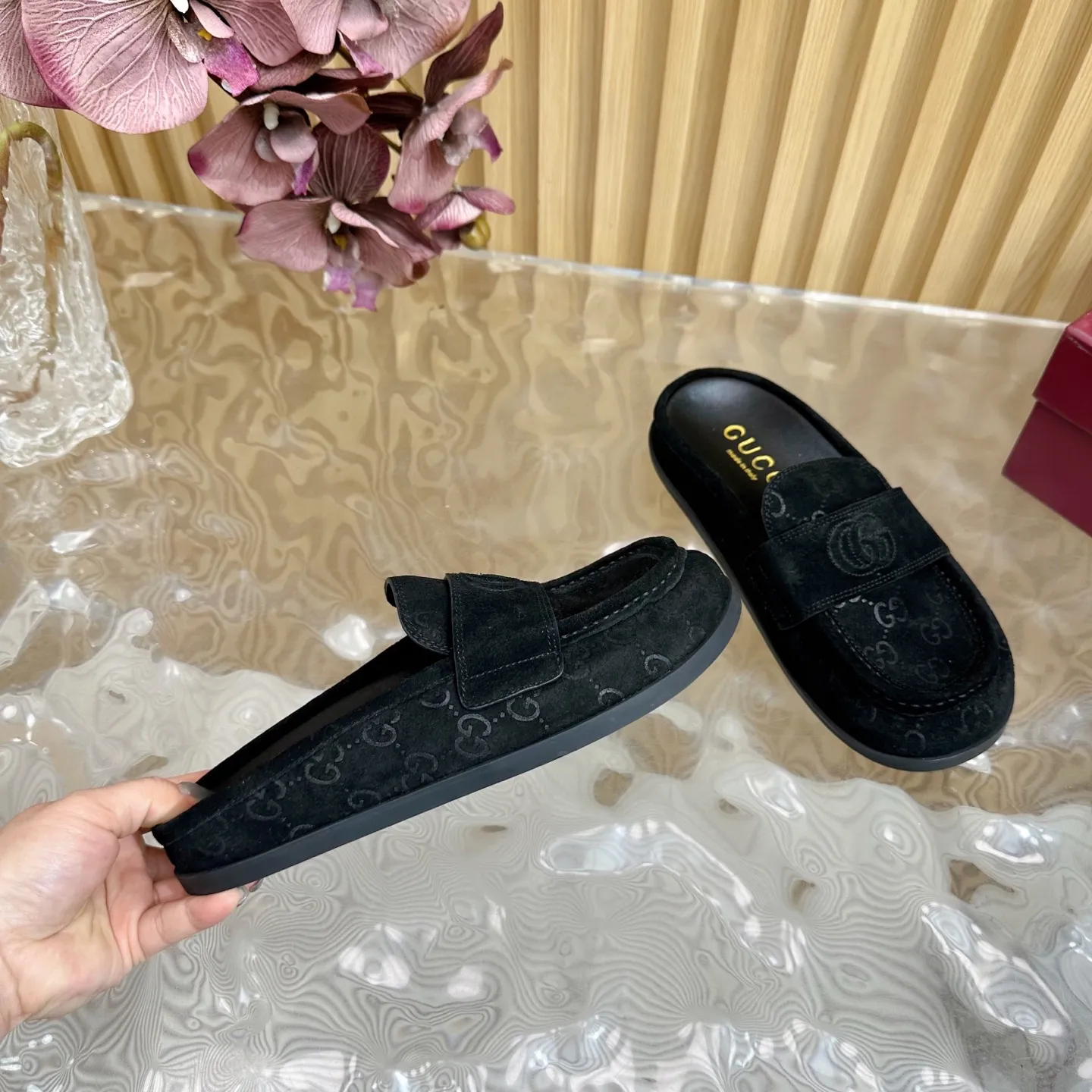 👟👟Ex-factory price 460👟👟 The new spring and summer styles are synchronized at the counter ⚠️Gucci new spring and summer double G fabric beach sandals thick soles Birkenstock slippers ———————————— G family always impresses people when it comes to embodying the sense of high-end. It looks like a simple style, but it is inexplicably high-end on the feet. It is very sexy and allows you to easily match it to show off various styles👍 The upper is made of imported nubuck leather The interior is made of imported sheepskin and the original genuine leather outsole Size: 35-40